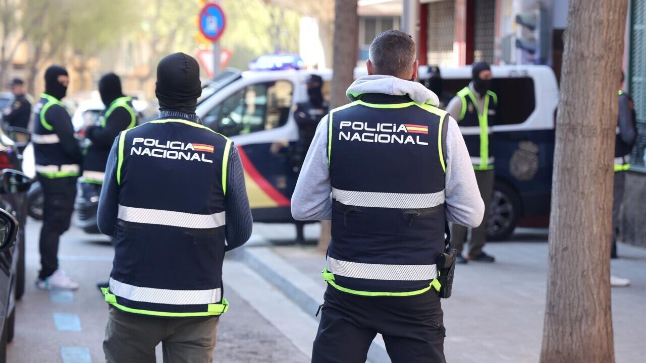Agentes de la Polic&iacute;a Nacional en una operaci&oacute;n antiterrorista en Palma