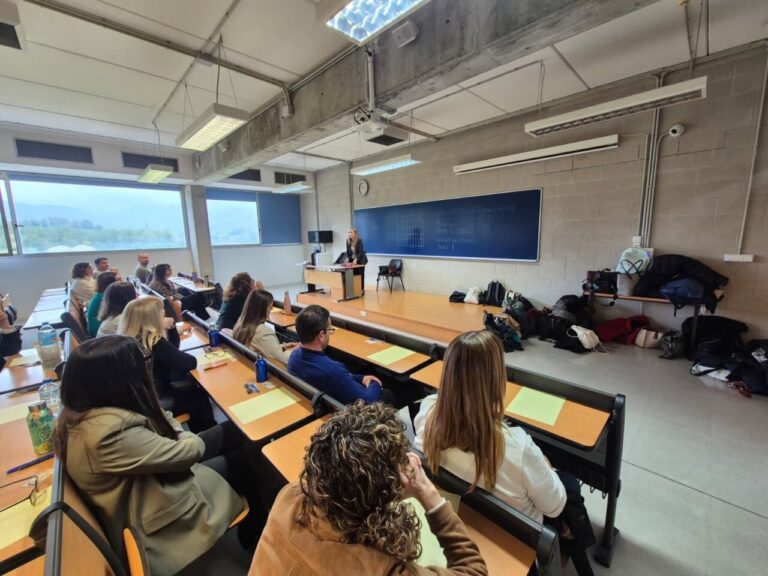 Aspirantes en un aula durante un examen de oposiciones en Mallorca