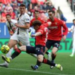 Jugadores de Osasuna y Mallorca en un partido de f&uacute;tbol