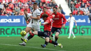 Jugadores de Osasuna y Mallorca en un partido de f&uacute;tbol