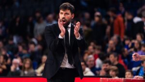 Pablo Cano dirigiendo al Fibwi Mallorca en un partido de baloncesto