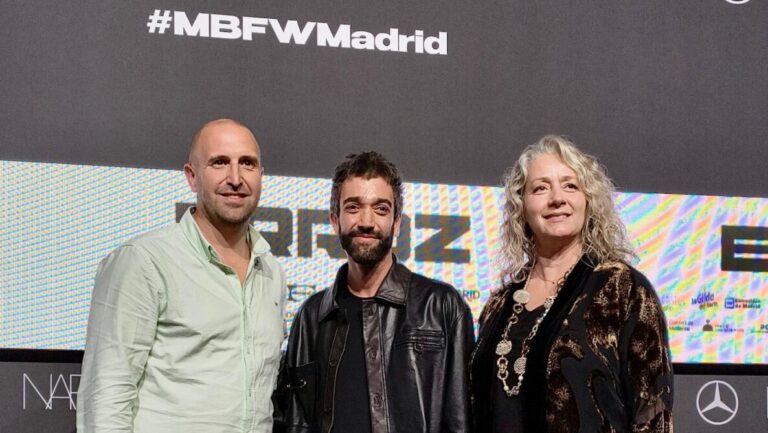 Pablo Erroz en la Mercedes-Benz Fashion Week de Madrid con dos acompa&ntilde;antes