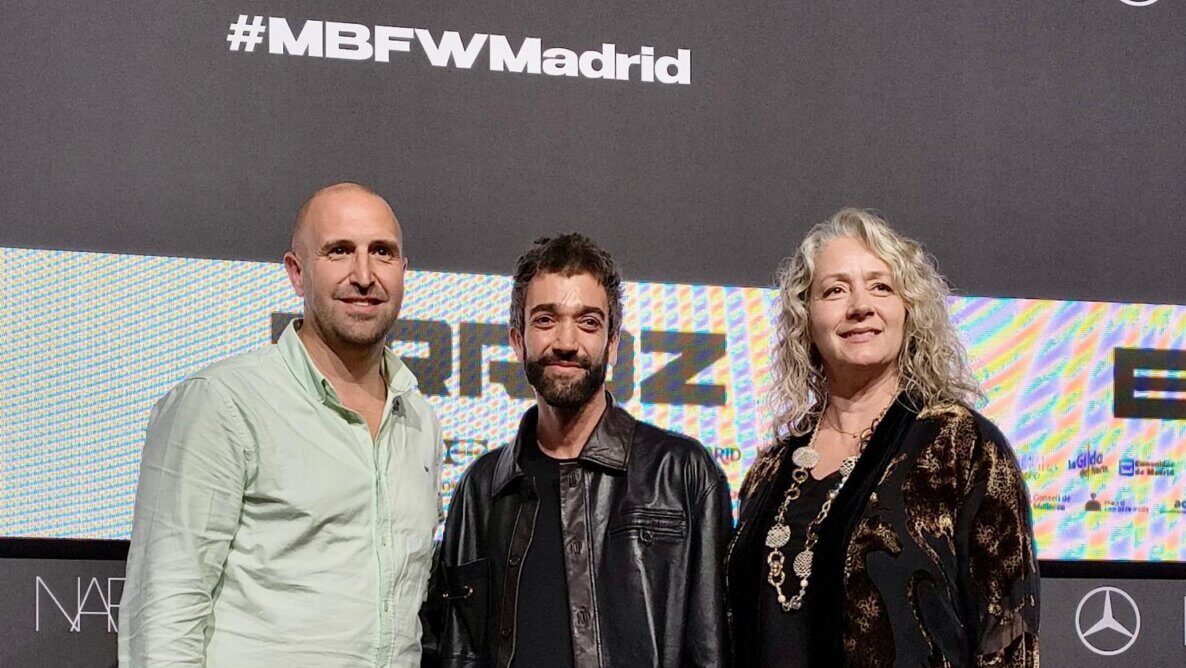 Pablo Erroz en la Mercedes-Benz Fashion Week de Madrid con dos acompa&ntilde;antes