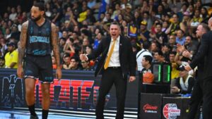 Pablo Garc&iacute;a dirigiendo un partido de baloncesto en M&eacute;xico