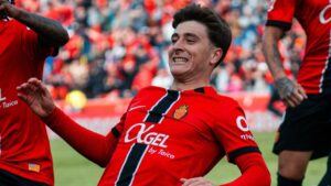 Pablo Torre celebrando un gol con el RCD Mallorca en el estadio