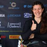 Pakita Ruiz sonriente con un pulgar hacia arriba en el paddock