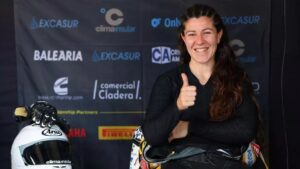 Pakita Ruiz sonriente con un pulgar hacia arriba en el paddock