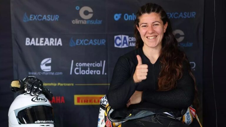 Pakita Ruiz sonriente con un pulgar hacia arriba en el paddock