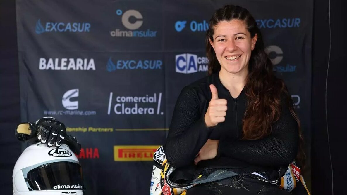 Pakita Ruiz sonriente con un pulgar hacia arriba en el paddock