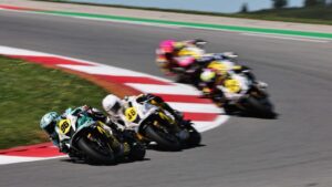 Pakita Ruiz compitiendo en una carrera de motos en Portugal