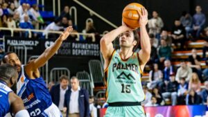 Jugador del Palmer Basket lanzando a canasta en un partido