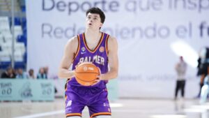 Jugador del Palmer Basket lanzando a canasta durante un partido