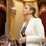 Oradora en el Parlament de Mallorca durante una sesi&oacute;n importante