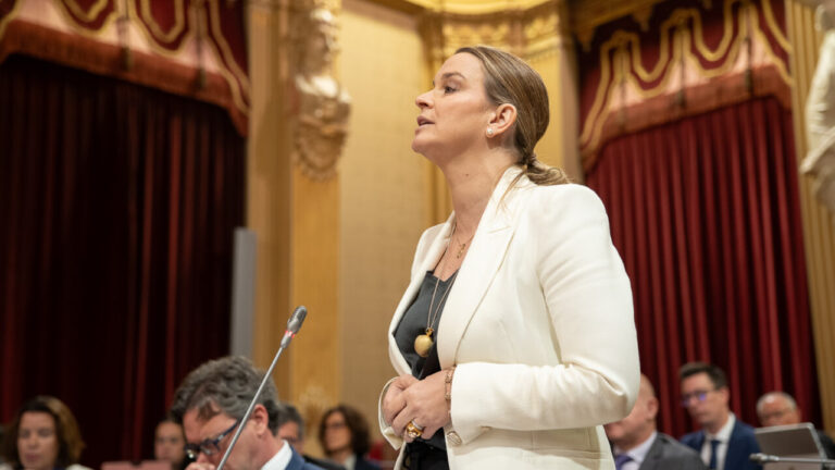 Oradora en el Parlament de Mallorca durante una sesi&oacute;n importante