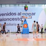 Jugadores de baloncesto en acción durante un partido del Palmer Basket