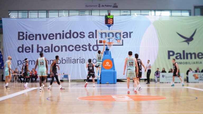 Jugadores de baloncesto en acción durante un partido del Palmer Basket