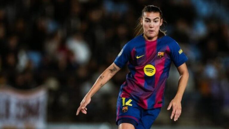 Patri Guijarro jugando para el FC Barcelona en un partido de fútbol