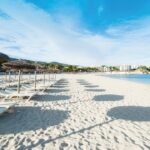 Playa Es Carregador en Palmanova con sombrillas y hamacas