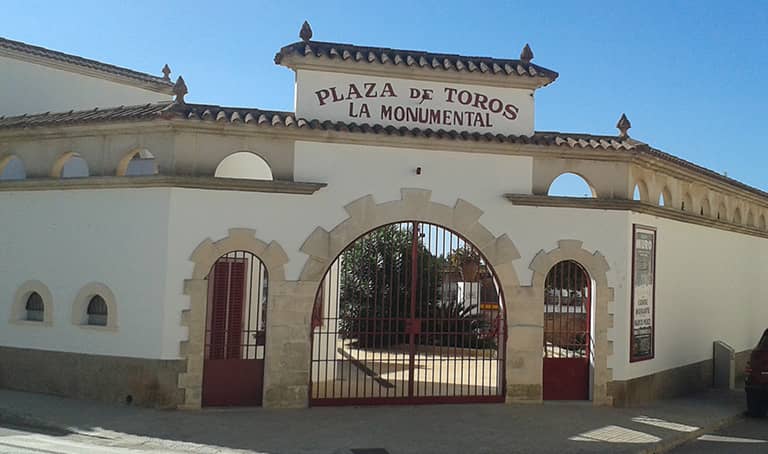 Entrada de la plaza de toros La Monumental en Muro