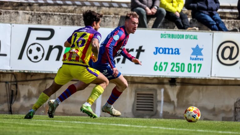 Jugadores del Poblense y Andratx compitiendo en un derbi de f&uacute;tbol