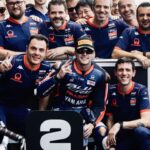 Izan Guevara en el podio de Moto2 en Tailandia con su equipo