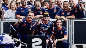 Izan Guevara en el podio de Moto2 en Tailandia con su equipo