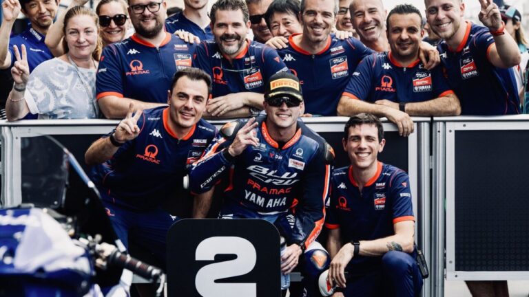 Izan Guevara en el podio de Moto2 en Tailandia con su equipo