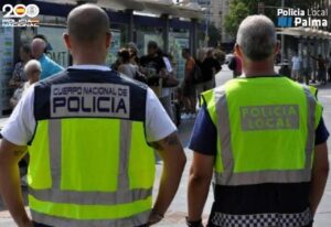 Agentes de la Polic&iacute;a Nacional y Local en Palma vigilando a turistas.