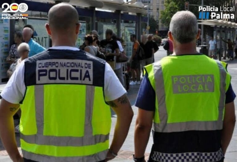 Agentes de la Policía Nacional y Local en Palma vigilando a turistas.