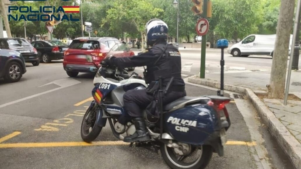 Agente de la Polic&iacute;a Nacional patrullando en Camp Red&oacute; con motocicleta