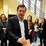 Ma&ntilde;ueco votando en las elecciones de Castilla y Le&oacute;n con simpatizantes