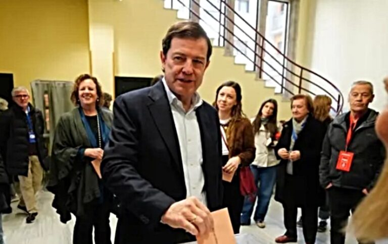 Mañueco votando en las elecciones de Castilla y León con simpatizantes