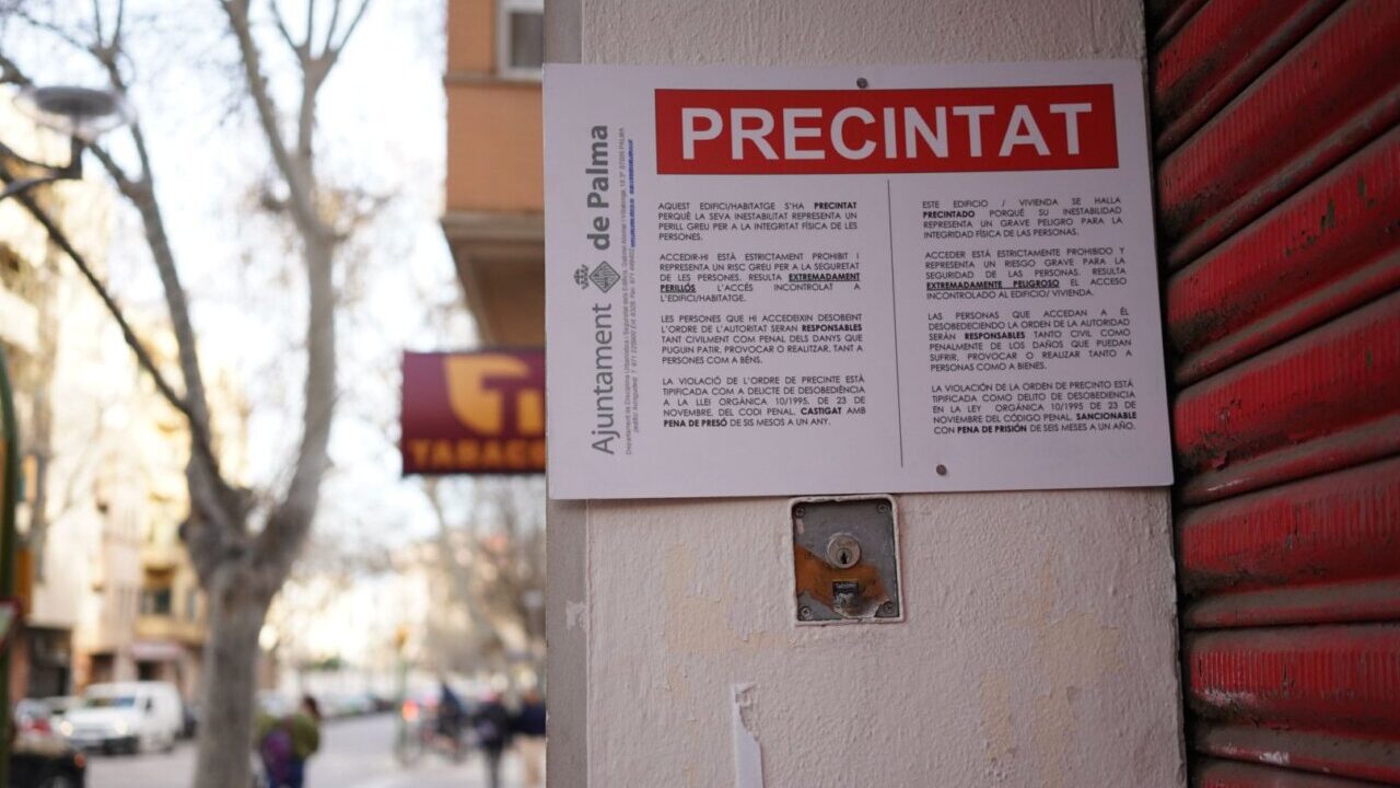 Cartel de precintado en el edificio Gaspar Bennasar en Palma