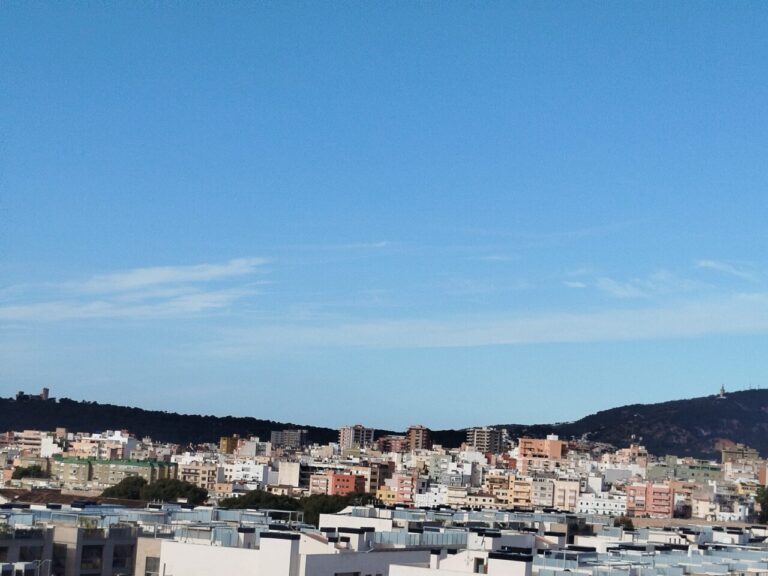Vista de la ciudad con cielo despejado en Baleares