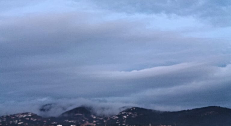 Nubes en el cielo sobre las Islas Baleares en marzo