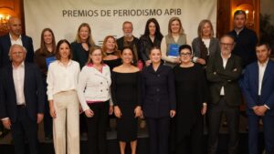 Grupo de periodistas premiados en la ceremonia de los premios APIB 2026