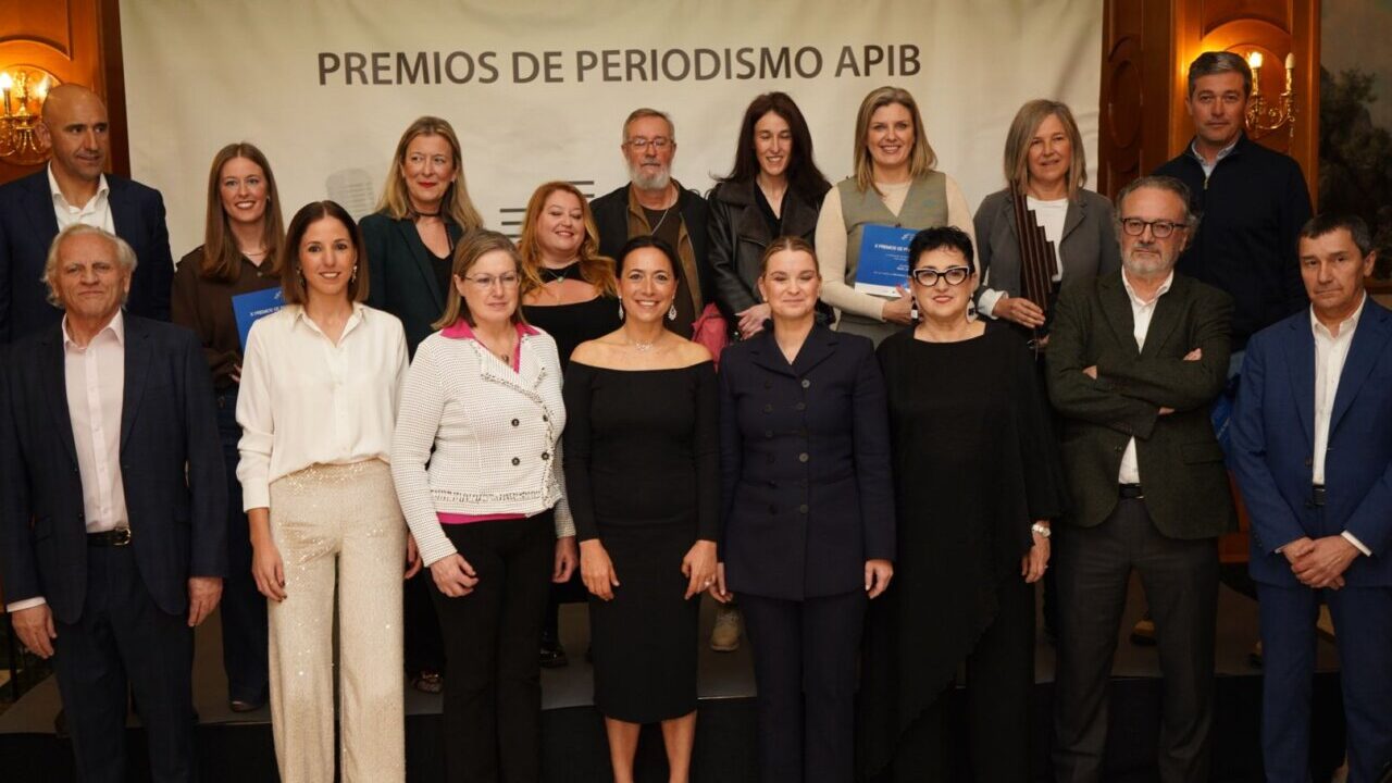 Grupo de periodistas premiados en la ceremonia de los premios APIB 2026