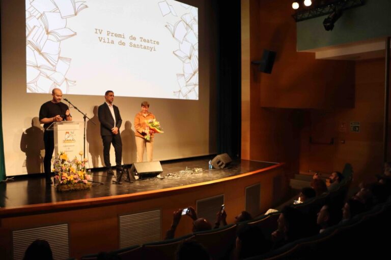 Entrega de premios literarios en el Teatro Principal de Santany&iacute;