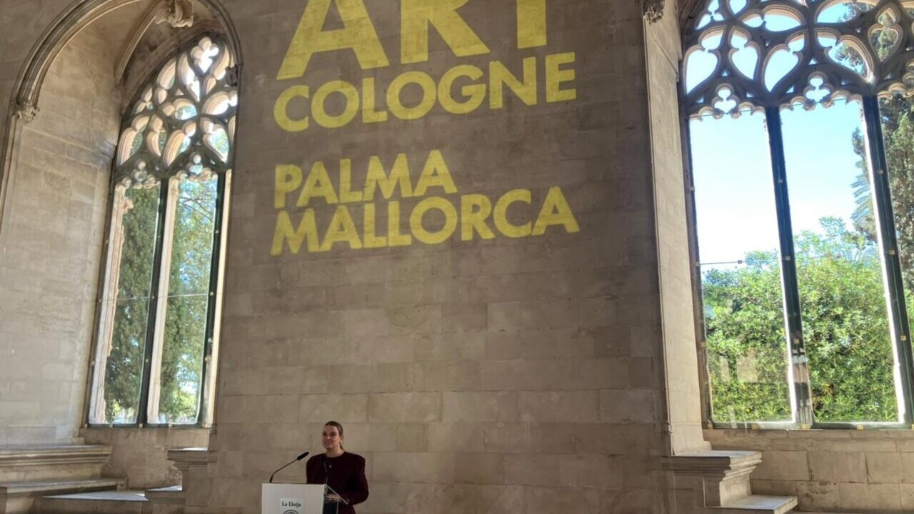 La presidenta del Govern presenta la feria Art Cologne en Palma.