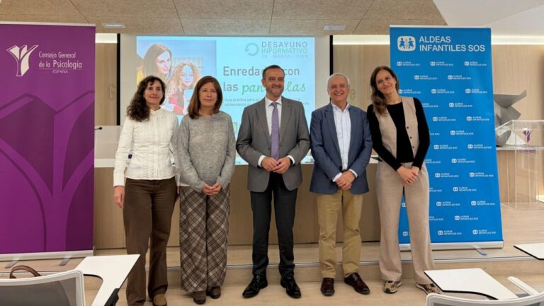 Presentaci&oacute;n de la gu&iacute;a Enredados con las pantallas por Aldeas Infantiles SOS
