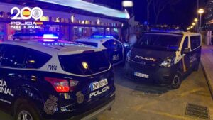 Veh&iacute;culos de la Polic&iacute;a Nacional en una escena del crimen en s'Arenal