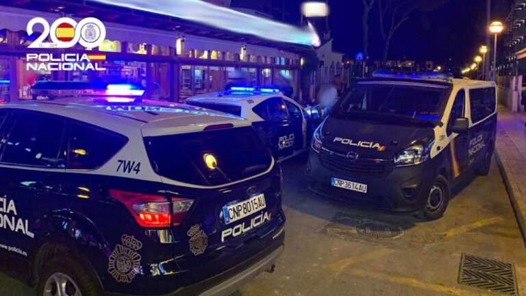 Veh&iacute;culos de la Polic&iacute;a Nacional en una escena del crimen en s'Arenal