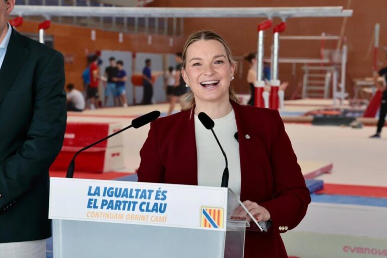 Marga Prohens hablando sobre la igualdad en un evento del 8M