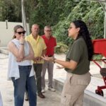 Prohens discutiendo sobre turismo sostenible con un grupo de personas