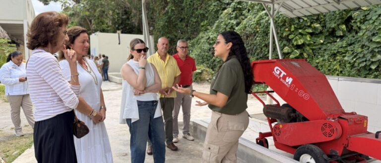 Prohens discutiendo sobre turismo sostenible con un grupo de personas