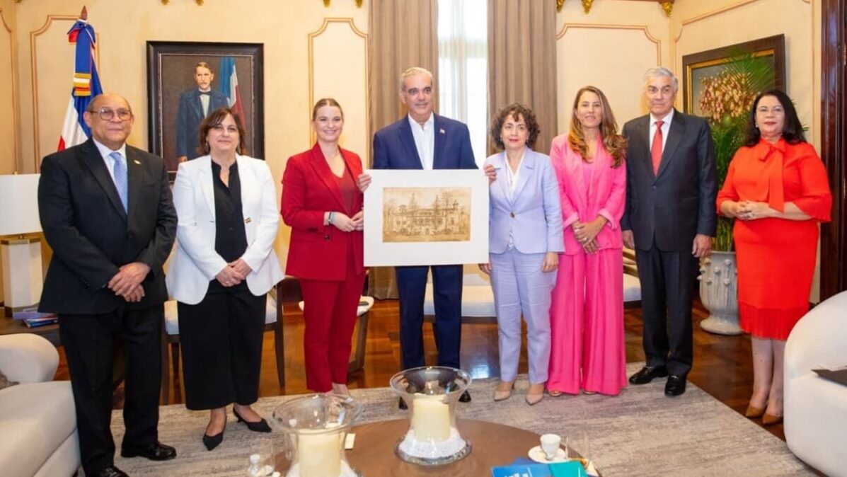 Marga Prohens y otros funcionarios en reuni&oacute;n con el presidente dominicano