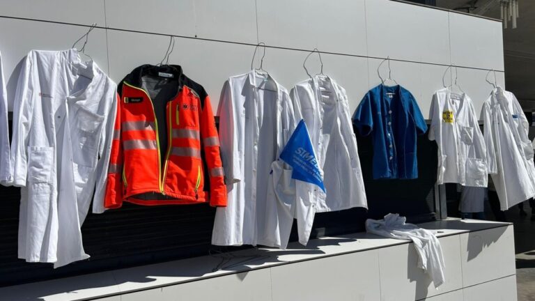 Ropa de médicos colgada en protesta por la huelga en Baleares