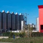 Instalaciones del Grupo Damm en Mallorca con silos y logo visible