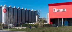 Instalaciones del Grupo Damm en Mallorca con silos y logo visible