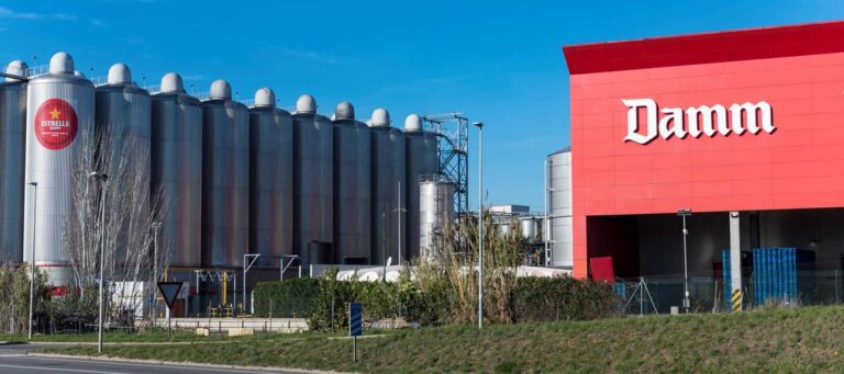 Instalaciones del Grupo Damm en Mallorca con silos y logo visible